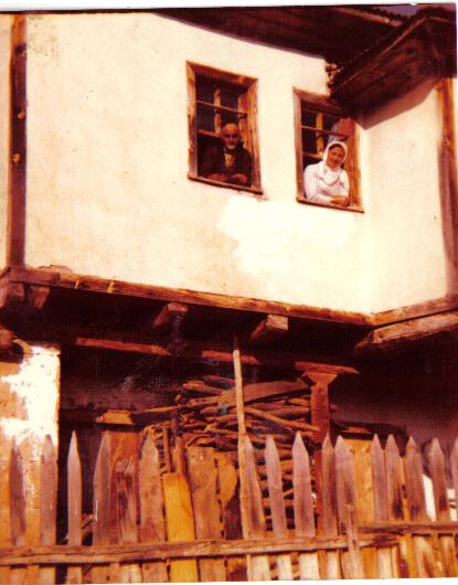 Ahmet Çamurcu und Zelvisan Çığır im Familienhaus in Beşbıyık Köyü um 1970