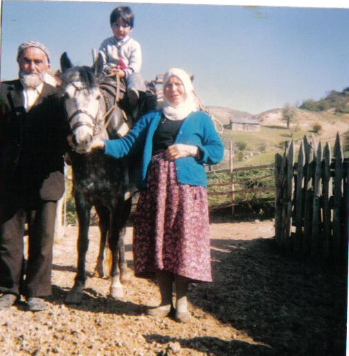 Ahmet Çamurcu und seine Ehefrau mit Mustafa Çığır als Kind auf einem Pferd im Jahr 1984